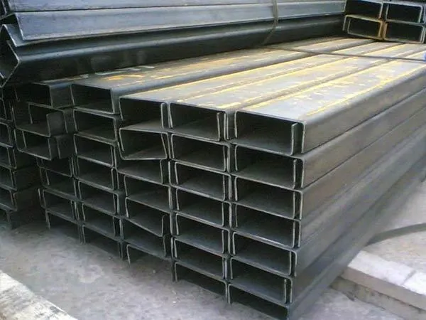 What is the difference between carbon steel and stainless steel